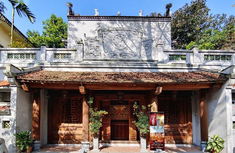 Capture the spiritual essence of Đền Đông Hương’s heritage